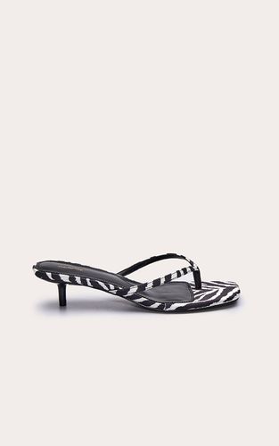 Zebra Mule À Talon Chaton Avec Bride Entre-orteils En Satin | Taille 38 - PrettyLittleThing - Modalova