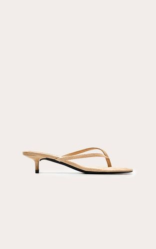 Mule À Talon Chaton En Synthétique Avec Bride Entre-orteils | Taille 40 - PrettyLittleThing - Modalova