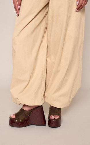 Khaki Mules Compensées À Clous En Synthétique | Taille 38 - PrettyLittleThing - Modalova
