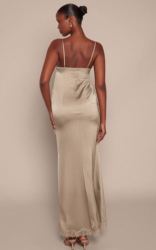 Olive Robe Nuisette Longue En Satin À Bordure Dentelle | Taille 42 - PrettyLittleThing - Modalova