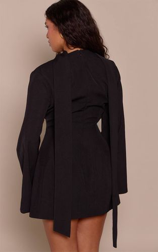 Black Robe Blazer Ajustée Avec Détail Foulard | Taille 42 - PrettyLittleThing - Modalova