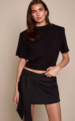 Black Jupe-short Portefeuille Nouée En Tissu Texturé | Taille 42 - PrettyLittleThing - Modalova