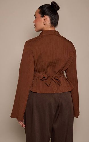 Brown Chemise Grande Taille En Satin Texturé Avec Nœud Au Dos | Taille 44 - PrettyLittleThing - Modalova