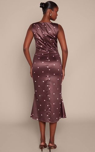 Brown Robe Mi-longue Ajustée À Col Bateau En Satin Foncé Avec Détail Queue De Poisson | Taille 42 - PrettyLittleThing - Modalova