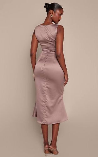 Robe Mi-longue Ajustée À Col Bateau En Satin Foncé Avec Détail Queue De Poisson | Taille 42 - PrettyLittleThing - Modalova
