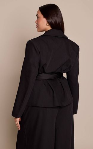 Black Blazer Ceinturé Oversize En Satin Tissé Grande Taille Ensemble Coordonné | Taille 46 - PrettyLittleThing - Modalova