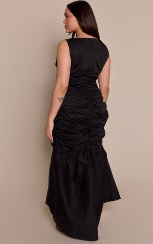 Black Robe Mi-longue Grande Taille À Fronces Et Ourlet Évasé | Taille 44 - PrettyLittleThing - Modalova