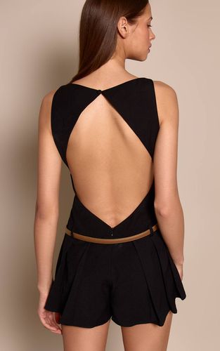 Black Combinaison-short Plissée Avec Ceinture En Tissu Tissé | Taille 42 - PrettyLittleThing - Modalova