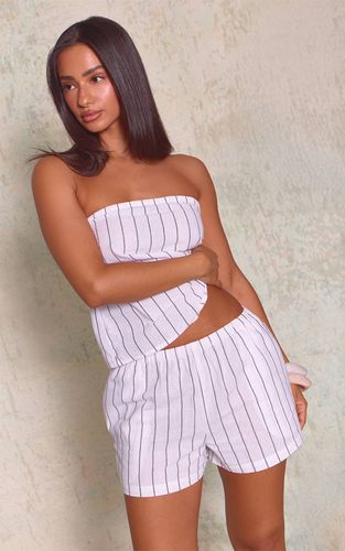 White Short Taille Élastiquée Aspect Lin Fluide À Fines Rayures Coordonné Petite | Taille 42 - PrettyLittleThing - Modalova