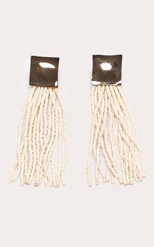 Cream Boucles D'oreilles À Pompons De Perles - PrettyLittleThing - Modalova