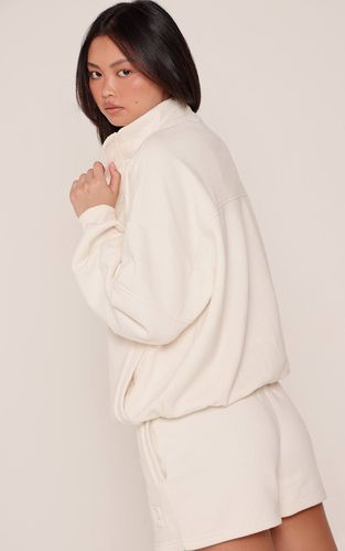 Cream Sweat-shirt À Col Cheminée Avec Logo PLT Embossé | Taille XS - PrettyLittleThing - Modalova