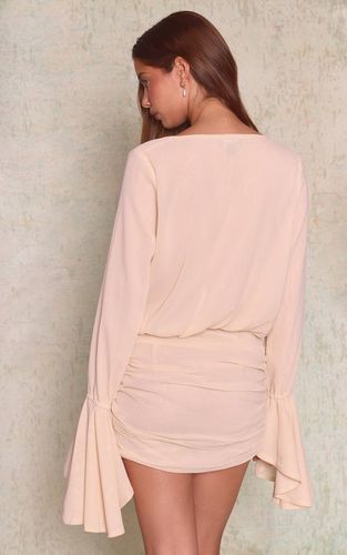 Cream Robe Courte En Mousseline À Col V Froncée | Taille 42 - PrettyLittleThing - Modalova