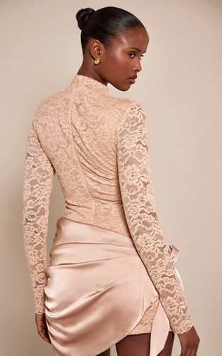 Robe Courte Drapée En Satin Avec Col Montant En Dentelle | Taille 42 - PrettyLittleThing - Modalova