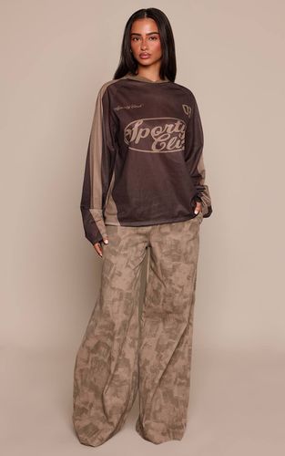 Khaki Pantalon Petite Taille Élastiquée Imprimé Camouflage | Taille 42 - PrettyLittleThing - Modalova