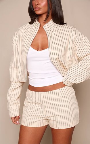 Cream Short Mini Ajusté En Sergé À Fines Rayures Petite Ensemble Coordonné | Taille 32 - PrettyLittleThing - Modalova