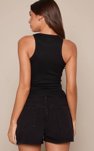 Black Débardeur Côtelé Doux À Encolure Droite Avec Détail | Taille 32 - PrettyLittleThing - Modalova