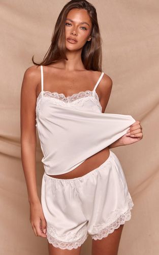 White Ensemble Pyjama Caraco Et Short En Satin Avec Détails En Dentelle | Taille Large - PrettyLittleThing - Modalova