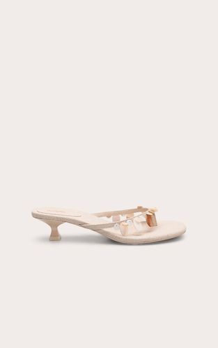 Cream Mules À Talon Chaton Avec Bride Entre-orteils Et Détail Coquillage Effet Lin | Taille 36 - PrettyLittleThing - Modalova