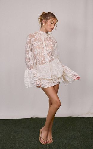 Cream Ensemble Jupe-short À Volants En Dentelle | Taille 42 - PrettyLittleThing - Modalova