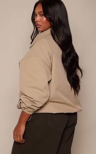 Blush Bomber Grande Taille Col Montant Pierre Avec Détail Manches Froncées | Taille 2XL - PrettyLittleThing - Modalova