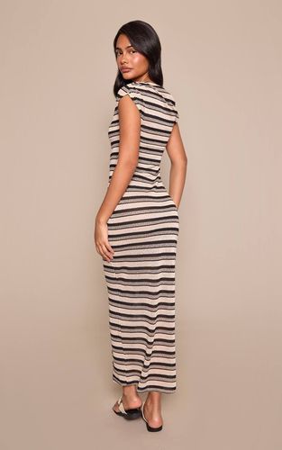 Black Robe Maxi À Rayures Texturées Et Épaules Dénudées | Taille 42 - PrettyLittleThing - Modalova