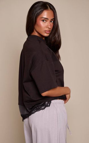 Black Haut Petite Boxy Asymétrique Avec Sous-couche En Dentelle | Taille Small - PrettyLittleThing - Modalova