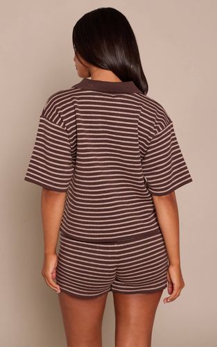 Brown Haut En Maille Rayée Col Chemise Oversize Petite | Taille XS - PrettyLittleThing - Modalova