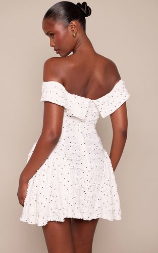 White Robe Droite Bardot Texturée À Pois | Taille 32 - PrettyLittleThing - Modalova