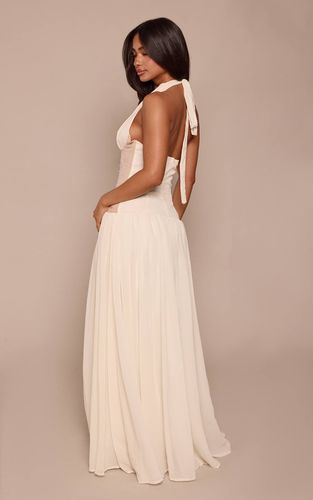 Cream Robe Longue Petite Taille Col Licou Avec Découpe Taille Ornée De Strass Et Lien À Nouer | Taille 34 - PrettyLittleThing - Modalova