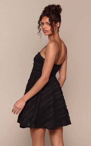 Black Robe Droite Texturée À Bretelles Avec Détail De Liens | Taille 42 - PrettyLittleThing - Modalova