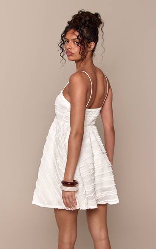 White Robe Droite Texturée À Bretelles Avec Détail De Liens | Taille 40 - PrettyLittleThing - Modalova