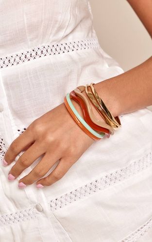 Multi Lot De Bracelets Joncs Dorés En Résine Colorée - PrettyLittleThing - Modalova