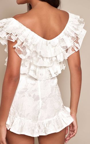 White Combi-short Bardot À Volants En Dentelle Florale | Taille 42 - PrettyLittleThing - Modalova