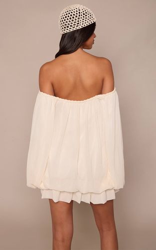 Cream Robe Mini Fluide Bardot En Mousseline Avec Détail Torsadé | Taille 42 - PrettyLittleThing - Modalova