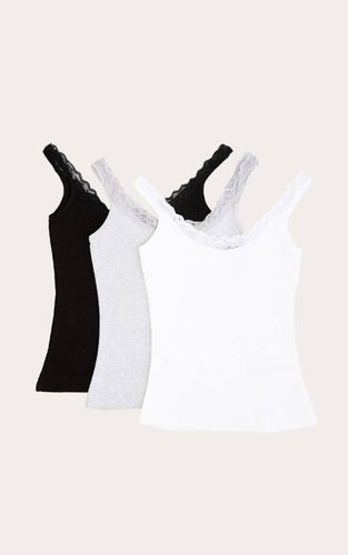 Multi Lot De 3 Débardeurs De Pyjama Côtelés À Finitions Dentelle | Taille XS - PrettyLittleThing - Modalova