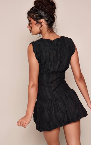 Black Robe Droite Courte À Col Bateau Texturée Avec Volants | Taille 32 - PrettyLittleThing - Modalova