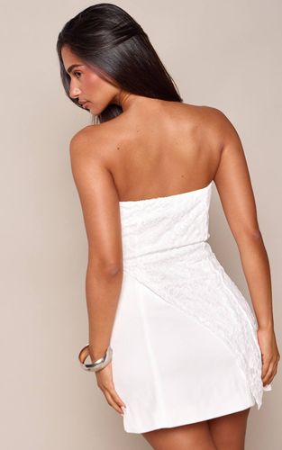 White Mini Robe Bandeau Asymétrique Petite Avec Superposition De Dentelle | Taille 42 - PrettyLittleThing - Modalova