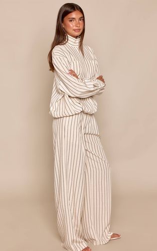 Cream Ensemble Coordonné Pantalon Large À Rayures | Taille 32 - PrettyLittleThing - Modalova