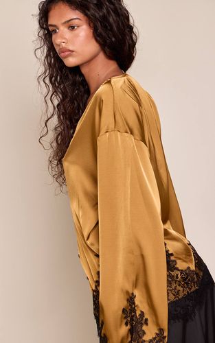 Olive Chemisier Cache-cœur En Satin Avec Détails En Dentelle | Taille 42 - PrettyLittleThing - Modalova