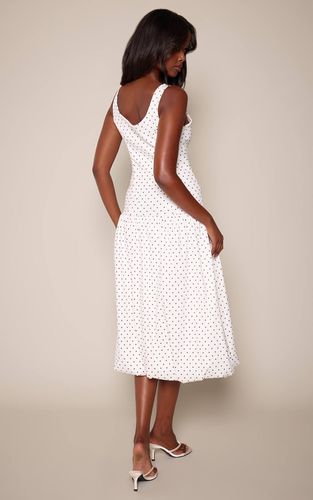 Robe Midi Tissée Extensible À Taille Basse Et Ourlet Ballon À Pois Blancs | Taille 42 - PrettyLittleThing - Modalova