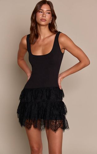 Black Robe Mini Côtelée À Encolure Dégagée Et Ourlet En Dentelle Contrastante | Taille 42 - PrettyLittleThing - Modalova