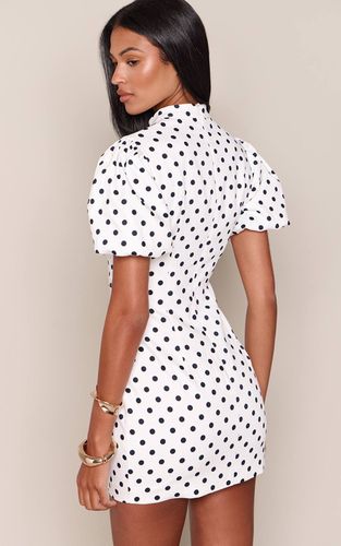 White Robe Mini Ajustée À Pois Tissée Avec Manches Bouffantes Et Découpe Encolure | Taille 42 - PrettyLittleThing - Modalova