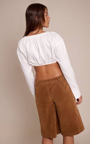 White Blouse Courte En Satin À Épaules Dénudées Avec Détail Torsadé Devant | Taille 42 - PrettyLittleThing - Modalova