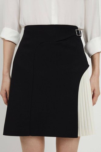 Mini-jupe Plissée Ajustée avec Détail Boucle | Taille 16 - KarenMillen - Modalova