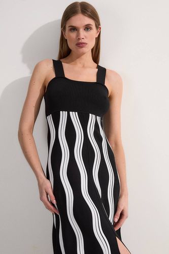 Robe tricotée à bretelles A-line à mailles en vagues contrastées | Taille Medium - KarenMillen - Modalova