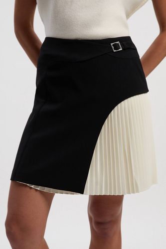 Mini-jupe Plissée Ajustée avec Détail Boucle | Taille 16 - KarenMillen - Modalova