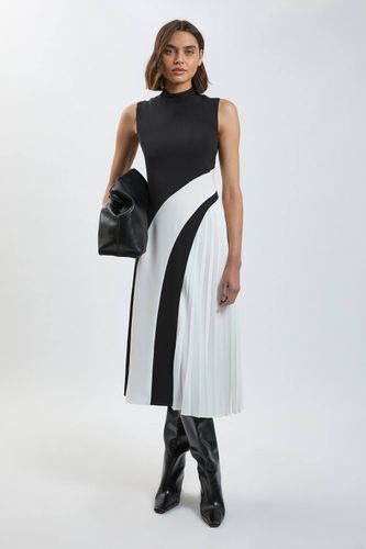 Robe Midi Plissée à Col Montant et Blocs de Couleurs Coupe Ajustée | Taille 18 - KarenMillen - Modalova