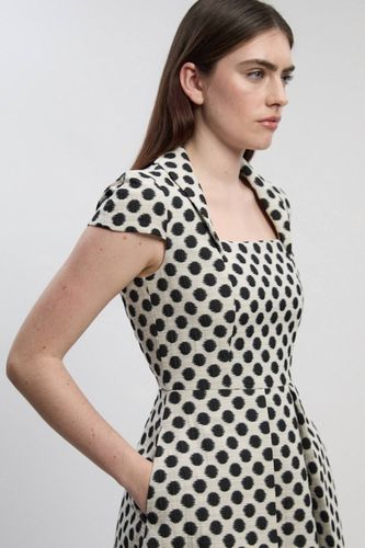 Robe Midi Cintrée à Jupe Ample et Encolure Carrée en Jacquard à Pois - Petite Taille | Taille 10 - KarenMillen - Modalova