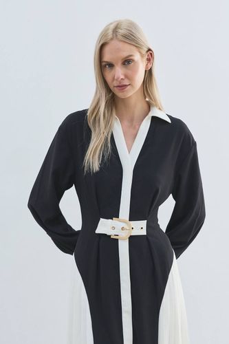 Robe Midi Plissée à Ceinture en Crêpe Tailleur avec Blocs de Couleur | Taille 10 - KarenMillen - Modalova