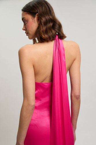 Robe Longue Dos Nu En Viscose Satinée Avec Détail Volant | Taille 18 - KarenMillen - Modalova